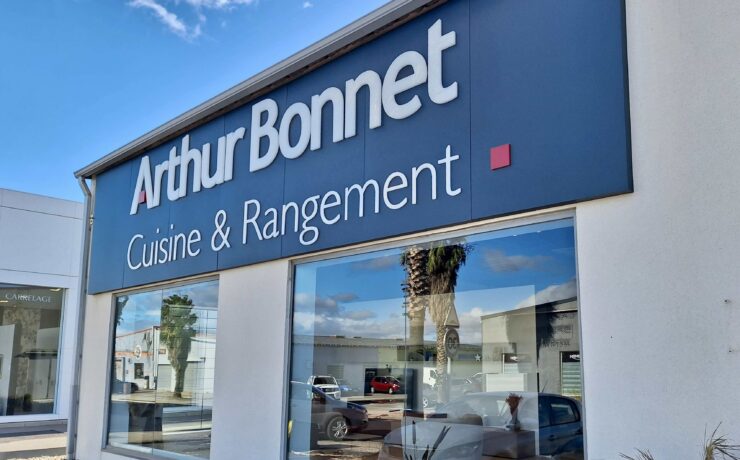 C’est Florent Grandin, dirigeant du magasin Arthur Bonnet de Cabestany, qui porte ce déménagement. À ses côtés : sa compagne Emilie Durand, qui s’occupe de la partie administrative, ainsi qu’un concepteur-décorateur au savoir-faire reconnu, Benoît Cornu, qui a remporté le prix du “Jeune Talent” lors de la deuxième édition du “Festival des Talents Arthur Bonnet”, organisée en juin dernier.