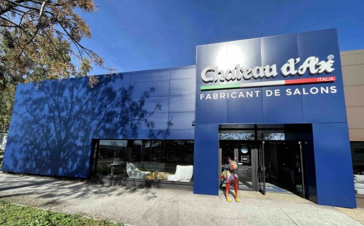 Alors que Chateau d'Ax, marque-enseigne référente sur le marché français du siège depuis bientôt trente ans (salons, fauteuils, canapés en cuir ou en tissu “made in Italy”) s’apprête à exposer pour la première fois sur le salon EspritMeuble (16-19 novembre prochain), nous avons rencontré Michaël Sadoun, dirigeant de Chateau d’Ax France. Pour cet expert reconnu dans la gestion d’enseigne, revenir porte de Versailles est loin d’être anodin. Interview.