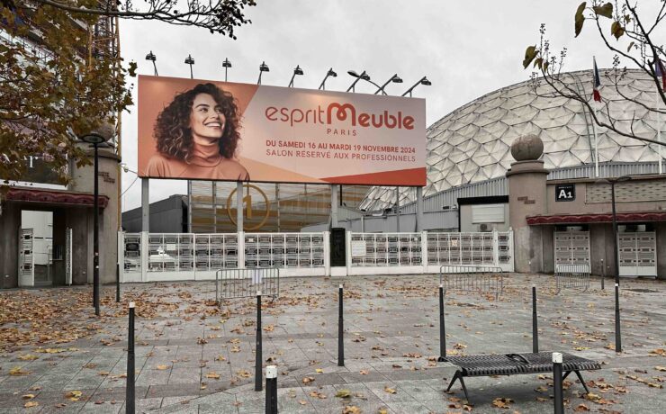 Avec un total officiel de 12 244 visiteurs sur quatre jours, soit une baisse de 10,8 % par rapport à 2023, la 12e édition du salon EspritMeuble a fait beaucoup plus que sauver les meubles ! Cette cuvée 2024 s’est effectivement caractérisée par une montée en gamme continue des stands et un visitorat particulièrement qualitatif. Rendez-vous du 15 au 18 novembre 2025, dans le hall 1 de la porte de Versailles, pour une 13e édition qu’on nous annonce d’ores et déjà prometteuse.