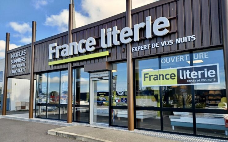 Situé au cœur de la zone commerciale du “Château-d’Olonne”, secteur particulièrement stratégique et dynamique de l’agglomération, ce magasin flambant neuf, d’une surface de 267 m2, renforce encore la présence de France Literie dans la région vendéenne. À la tête de cette nouvelle affaire : Willy Dugleux, concessionnaire de longue date de l’enseigne.