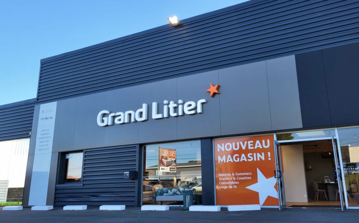 Pour développer leur activité literie, Nuria et Yves Loubère, riches de quarante années d’expérience dans le secteur du meuble, ont choisi la bannière Grand Litier. Afin de célébrer cette ouverture comme il se doit, l’inauguration a notamment réuni leur famille, leurs clients fidèles, des personnalités politiques locales et trois joueurs de la sélection Pro de “l’U.S. Dax”, club de rugby dont le magasin est partenaire.