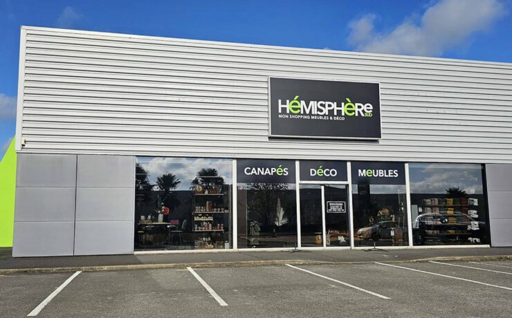 À la suite de la cession du magasin par Olivier Pourias, c’est sous la nouvelle direction de Maryse et David Gérard (également propriétaires du magasin “L’Ameublier des Dorices” de Gétigné) que l’Hémisphère Sud de Clisson a fait peau neuve fin octobre. Situé route de Poitiers, sur la commune de Gétigné, à l’est immédiat du centre-ville de Clisson, ce point de vente bénéficie d’une surface de 520 m2.