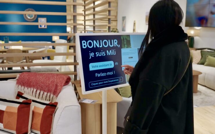 De révolution technologique à un outil du quotidien… La marque-enseigne Miliboo a développé un agent conversationnel doté d’intelligence artificielle, qu’elle a intégré à ses bornes interactives nouvelle génération, afin de transformer la manière dont les clients interagissent avec elles. Une solution qui mixe l’analyse comportementale à la connaissance technique de l’IA sur le secteur de l’ameublement et de la décoration, pour enrichir l’expérience en magasin.
