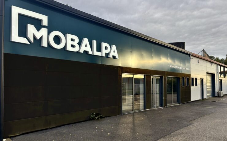 D’une surface de 240 m2, Mobalpa Beynost reprend le concept magasin de l’enseigne, conçu pour faire vivre une expérience d’achat “inédite”. Composé de quatre cuisines en exposition, il inclut également un appartement entièrement équipé par la marque, un coin “réalité virtuelle” pour que chaque consommateur puisse se projeter dans son futur aménagement et un espace “choix” regroupant l’intégralité des matières et couleurs disponibles.