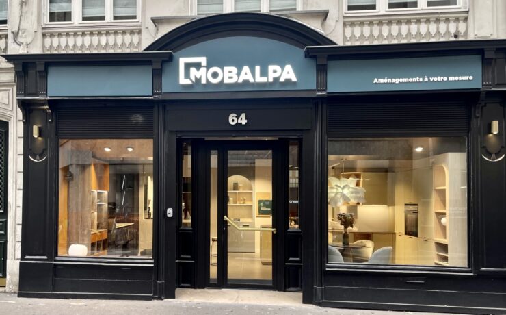 Géré par le duo d’associés Fatah Ghaleb et Nicolas Wasylczuk, déjà à la tête des unités de Suresnes (92) et Chatou (78), ce nouveau point de vente de 120 m2 répartis sur deux niveaux, propose un rez-de-chaussée doté de vastes vitrines et un sous-sol plus intimiste. Un appartement complet y est implanté, qui présente la capacité de Mobalpa à agencer l’ensemble de l’habitat.