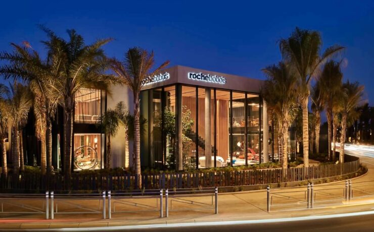 Sur le prochain trimestre, Roche Bobois SA entend accélérer le rythme de livraisons de son portefeuille de commandes (qui est de 139 M€ au 30 septembre 2024, en intégrant la Chine) et renouer ainsi avec la croissance au quatrième trimestre 2024. Le groupe (343 magasins, dont 267 Roche Bobois et 76 Cuir Center) rappelle en outre qu’il vise un chiffre d’affaires en légère progression au second semestre 2024 par rapport au second semestre 2023.