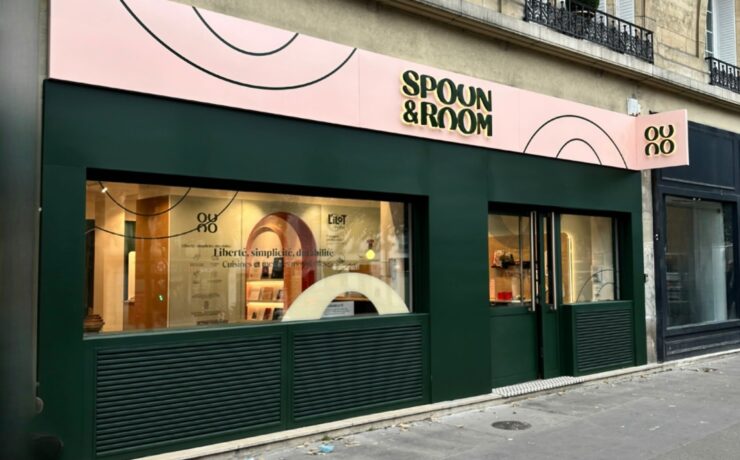 Avec “Spoon & Room”, Schmidt Groupe veut capter une nouvelle génération de “consom’acteurs”, en pleine évolution, portés par des attentes inédites en matière de styles de vie et de valeurs. Ce lancement marque un tournant dans la stratégie du fabricant-distributeur alsacien, qui mise sur plusieurs actions clés pour séduire ce public jeune, connecté et soucieux de l’impact de ses choix.