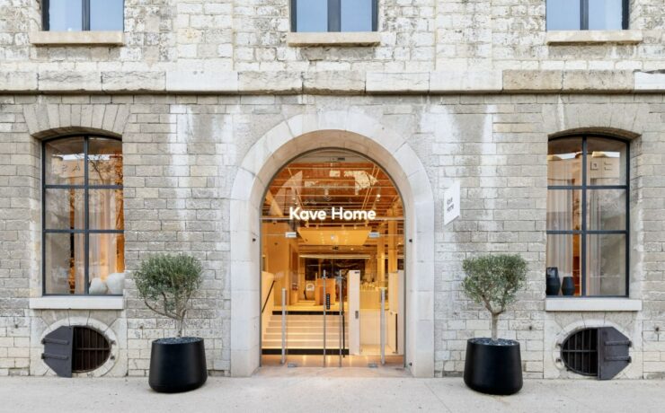 Ce nouveau point de vente sous l’enseigne Kave Home bénéficie d’une superficie de 650 m2 sur un seul étage. Au sein des “Docks Village” de la cité phocéenne, la marque ibérique de mobilier et d’objets de décoration design propose en outre deux zones “d'Atelier”, dédiées à la conception de projets, tant pour les professionnels que pour les clients particuliers.
