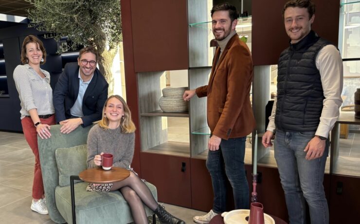 Après Aurillac et Rodez, Benoît Serre et Romain Breuil ont décidé d’ouvrir un nouveau point de vente sous enseigne Mobalpa, sur une ville préfecture : Albi. Le magasin bénéficie d’une surface commerciale de 300 m2 et se situe sur l’axe principal en direction de Castres. Pour le démarrage de cette nouvelle affaire, Romain Breuil accompagne une équipe de quatre concepteurs-vendeurs et s’appuiera sur l’un d’eux, à terme, pour devenir manager.