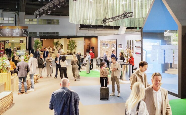 Si l’on en croit ses organisateurs, avec un nombre total de visiteurs de quelque 17 025 individus (versus 17 643 en 2023), le Salon du Meuble de Bruxelles, qui a fermé ses portes le 6 novembre dernier, n’accuse une baisse de fréquentation “que” de 3,5 %. Ce qui apparaît finalement comme une forme de performance au regard du contexte actuel. Prochain rendez-vous : du 2 au 5 novembre 2025.