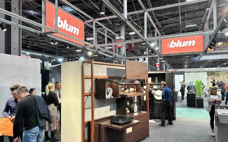L’équipementier Blum poursuit plus que jamais la stratégie à laquelle il doit une bonne part de son succès : innover en permanence, pour participer pleinement à la modernisation des espaces de vie, ceci en mettant sur pied des solutions qui correspondent aux nouveaux styles de vie, tout en facilitant la mise en œuvre, pour les concepteurs et les fabricants. En droite ligne de cette philosophie, lors du salon EspritMeuble, en novembre dernier, la filiale française de l’Autrichien mettait en évidence son savoir-faire, pour des meubles fonctionnels et beaux, ainsi que quelques optimisations majeures.