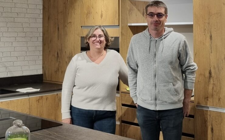 C’est dans un point de vente de 155 m2 que Nathalie et Frédéric Vasseur accueillent désormais leurs clients. Dirigeants d’une entreprise de menuiserie extérieure depuis plus de dix ans, les deux entrepreneurs ont commencé à appréhender l’univers de la cuisine en 2013, en exposant un premier modèle au sein de leur showroom.