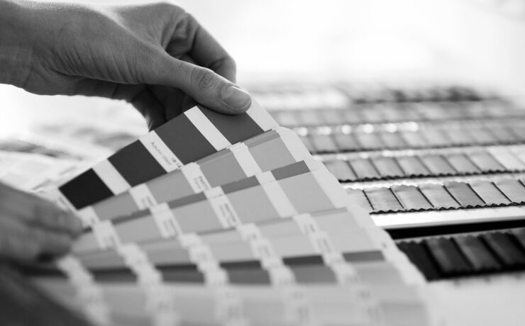 Pour 2025, c’est la teinte baptisée “Mocha Mousse” que Pantone a proclamée “couleur de l’année”. Présentée par l’expert en couleurs américain comme une riche teinte brune imprégnée du raffinement de la terre, “Mocha Mousse” (code Pantone 17-1230 TCX) apparaît comme une couleur marron chaude, qui alimente notre désir de réconfort, en évoquant subtilement le cacao, le chocolat et le café.