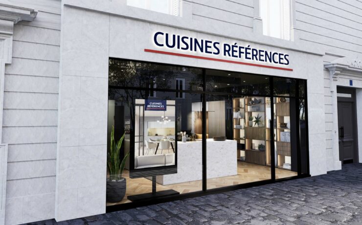 Une destination de rêve… pour un réseau qui veut garder les pieds sur terre ! Tandis que les projections annoncent une année 2025 encore difficile, les dirigeants de l’enseigne Cuisines Références ont profité de leur congrès anniversaire, organisé en novembre dernier au Cap-Vert, pour présenter à leurs adhérents un “Plan Stratégique 2027” à l’image de la bannière du groupe FBD : pragmatique, mais ambitieux. Parmi les quatre principaux piliers de ce plan : le développement d’un nouveau modèle de magasin, pour conquérir les centres-villes.