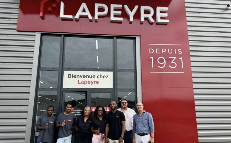 C’est le groupe familial Paralliance, partenaire Lapeyre depuis trente ans, qui a porté ce projet, seconde unité franchisée Lapeyre en Guyane. Le point de vente propose une offre axée sur les univers “cuisine” et “aménagement d’intérieur”, à laquelle s’ajoute un espace de services pour les professionnels. L’ensemble bénéficie d’une salle d’exposition de 400 m2.