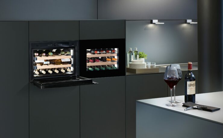 La marque Liebherr s’est hissée sur la marche la plus haute du podium, après une étude réalisée du 16 au 18 octobre 2024 sur le panel de l’institut OpinionWay, auprès d’un échantillon représentatif de 1 049 personnes de la population française de 18 ans et plus, dans la catégorie des armoires à vin. Elle est désormais “Marque Préférée des Français” pour une durée de deux ans.