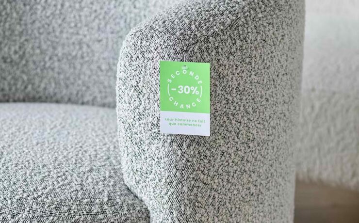 Pour Maisons du Monde, son offre de produits d’occasion (“Seconde Chance”), est une opportunité de permettre à ses clients de se faire plaisir, en faisant l’acquisition de produits de qualité, parfaitement aptes à être utilisés, tout en bénéficiant de remises allant jusqu’à -50 % en magasin et, désormais, de -15 % à -30 % sur le web (selon les types de défauts).