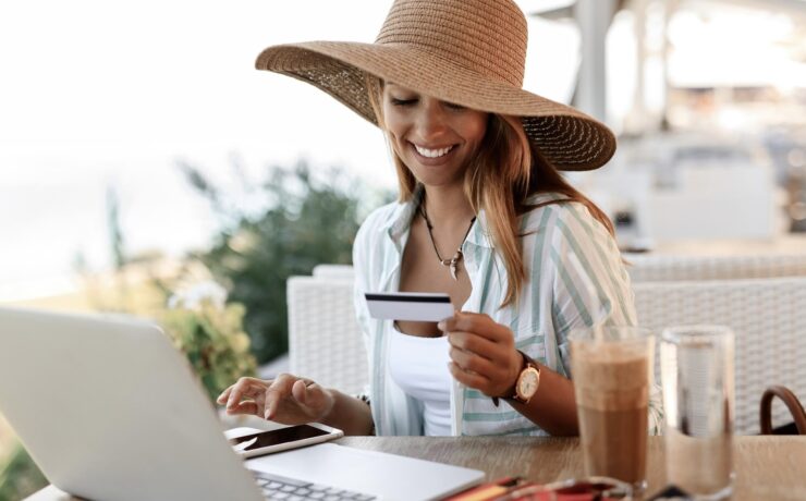 Au troisième trimestre 2024, le chiffre d’affaires du e-commerce (produits et services) connaît une croissance de 12,5 % par rapport au troisième trimestre 2023, marquant le retour d’une progression à deux chiffres. Selon la Fédération du e-commerce et de la vente à distance, le ralentissement de l’inflation sur les dépenses contraintes semble avoir redonné un peu d’oxygène au pouvoir d’achat des Français, ce qui s’est traduit par un retour à la croissance du nombre de commandes de produits.