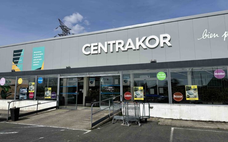 Les dirigeants de l’enseigne disent préférer investir dans leurs magasins, plutôt que de mettre de l’argent dans une stratégie e-commerce qu’ils ne maîtrisent pas à 100 %. La logistique liée à l’envoi des commandes, la lourdeur du SAV, la flambée des coûts d'acquisition, tout comme les retours sur investissement (trop faibles), ont fini de les convaincre de stopper cette option, disponible jusqu’à présent sur le site de l’enseigne. Mais la décision de stopper la livraison à domicile ne signifie pas l’arrêt de la digitalisation.