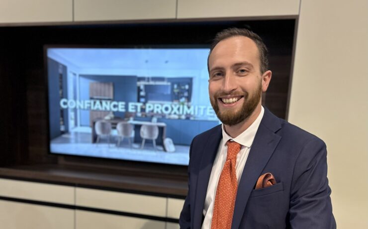 Le temps des réflexions communes, des accords officiels et des réglages de concept est passé : fort de deux corners sous enseigne “Cuisines Actuelles” d’ores et déjà opérationnels, l’attelage formé par les groupes Maxiam et Envia Expansion, formalisé au travers de la création (début 2024) d’une société commune, fonctionne désormais à plein régime. Mais pour quoi faire exactement ? Et avec qui ? Nous avons posé ces questions (et beaucoup d’autres !) à Thomas Bedun, directeur des réseaux Envia Expansion. Interview.