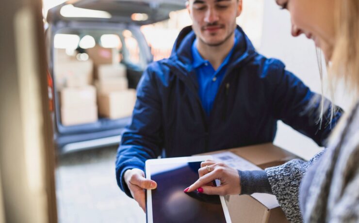 Au cours des douze derniers mois, 73,3 % des Français ont commandé sur Internet et, en moyenne, chaque Français passe plus de 60 commandes en ligne par an, pour un montant de 4 055 €. Près de la moitié de ces achats concerne des ventes de produits, ce qui correspond à plus d’un milliard de commandes par an. Face à l’expansion croissante de ce mode d’achat, la Fevad a commandé une enquête sur les pratiques des Français en matière de livraison, ainsi que sur leurs attentes vis-à-vis des sites e-commerce. Instructif.