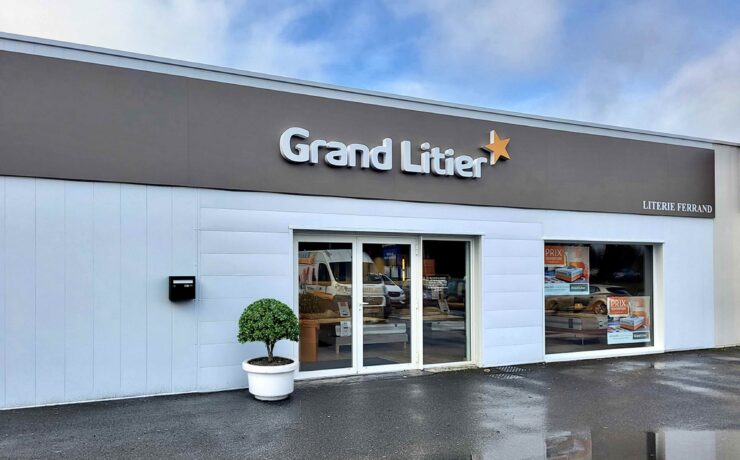 À la tête de ce magasin flambant neuf : Laurent Rochut, déjà adhérent Grand Litier à Montluçon (depuis vingt ans) et dirigeant de plusieurs magasins d’enseignes telles que Monsieur Meuble, Mobilier de France et Armony (cuisines équipées). Pour faire de cette ouverture une réussite, l’entrepreneur est secondé par Jérémie Desseauves, directeur des Grand Litier et Mobilier de France de Montluçon.