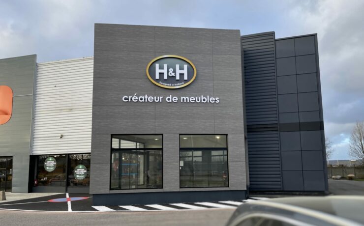 Présente en France depuis vingt ans, l’enseigne “H&H – créateur de meubles”, développée par le groupe Habufa (également propriétaire des concepts XOOON et COCOmaison), veut renforcer sa présence dans l’Hexagone pour atteindre les 100 magasins d’ici cinq ans. Elle a inauguré sa 66e unité sur notre territoire le 21 décembre dernier à Gonfreville-l’Orcher, dans le département de la Seine-Maritime, en région Normandie.