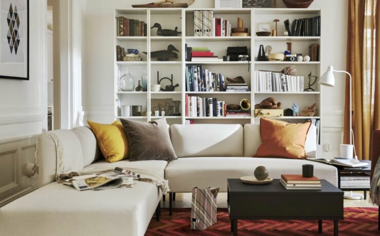 En bonne place sur ce podium : la bibliothèque “BILLY”, conçue en 1979 et devenue depuis l'un des produits les plus emblématiques du géant suédois, avec plus de 140 millions d'unités vendues dans le monde. Mais le succès de ce best-seller n’est pas dû à son seul design, pour le moins simple et intemporel : comme les deux autres “champions” des requêtes Ikea en 2024, il répond surtout aux attentes des consommateurs en matière de solutions de rangement…