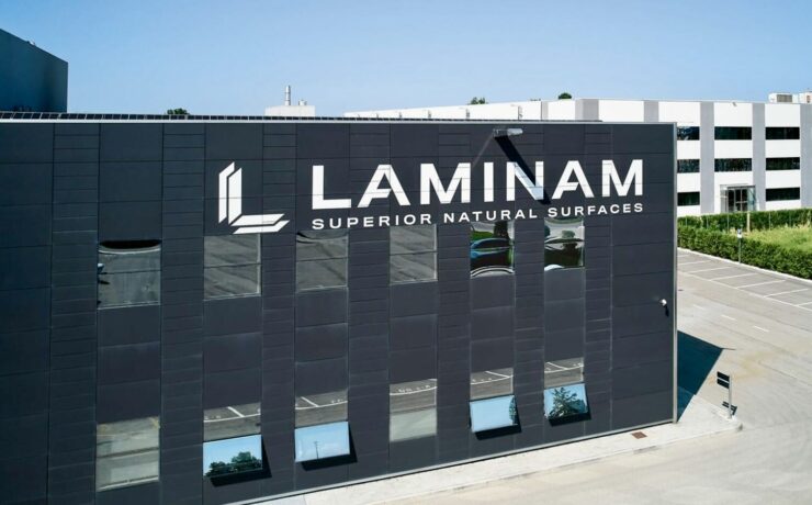 Le spécialiste transalpin des surfaces haut de gamme en céramique renforce sa présence sur le marché espagnol à travers la prise de contrôle d’Iberstone, son distributeur exclusif en Espagne. L’accord qui vient d’être conclu marque la poursuite de la croissance internationale de Laminam : la nouvelle société issue de cette opération (“Iberstone LAM”) rejoint les douze autres filiales étrangères implantées sur les principaux marchés.