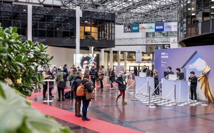 Cette édition de janvier 2025 a accueilli 69 086 visiteurs uniques (dont 55 % de “distributeurs”, 36 % de “prescripteurs” et 9 % de “fabricants”), pour 96 392 visites au total ; versus 70 668 visiteurs uniques pour 99 803 visites en janvier 2024. Côté exposants, 2 377 marques ont présenté leurs collections, avec près de 30 % de nouvelles marques, tous secteurs confondus. La prochaine édition se tiendra du 4 au 8 septembre prochain.