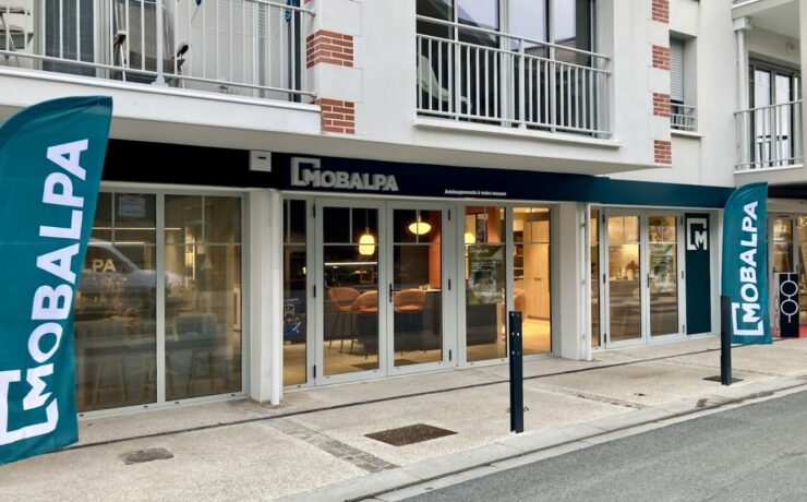 La direction de l’enseigne Mobalpa souhaitant remanier la zone de chalandise du bassin d’Arcachon, à la découpe historique “peu logique”, il a été proposé à Vanessa Coisnard de s’installer à Andernos-les-Bains (33) pour prendre en charge le nord de ce secteur. Situé sur la place du marché de la commune, le local retenu bénéficie d’une belle visibilité et d’un passage soutenu, renforcé par la présence d’un marché quotidien qui draine de nombreux visiteurs.