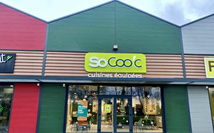 Alors que l’enseigne du groupe Fournier se concentre désormais sur des villes de tailles moyennes, le nouveau magasin SoCoo’c de Rochefort (17) se déploie sur une surface commerciale de 250 m2. À la barre : Denis Bessenay (déjà propriétaire du point de vente de Saintes, à une quarantaine de kilomètres de là) et son équipe de trois “Kitcheners”. Les clients peuvent y découvrir douze modèles de cuisines.