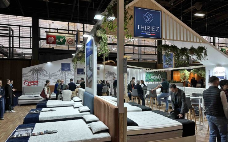Trois nouvelles têtes de lit, un nouveau sommier électrique de relaxation extra-plat et un sommier lit-coffre manuel : telles furent les principales innovations du groupe Thiriez présentées à l’occasion de la 12e édition du rendez-vous professionnel de la porte de Versailles. Leurs points communs : un design contemporain, des matériaux durables et des fonctionnalités optimisées. Objectif : répondre le plus justement possible aux attentes du marché.
