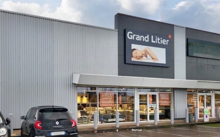 Le quatrième point de vente Grand Litier de Stéphanie et Xavier Bodard a vu le jour mi-décembre dernier à Saint-Priest (69). Implantée à une douzaine de kilomètres du centre-ville de la capitale des Gaules, cette nouvelle unité occupe un emplacement privilégié, au sein de la plus grosse zone commerciale de l’agglomération lyonnaise dédiée à l’équipement de la maison. Elle permettra en outre le développement de synergies avec le magasin historique du couple d’entrepreneurs, situé lui à L’Isle-d’Abeau (38).