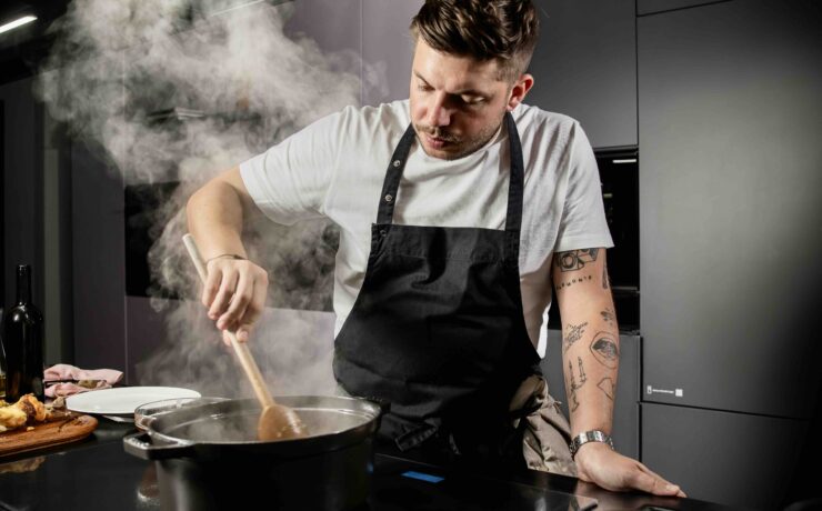 Objectif officiel de cette collaboration : promouvoir l'expérience culinaire, en combinant l'expertise technique de Franke avec la créativité et le savoir-faire de Matthias Marc. Dans le cadre de ce partenariat, le chef partagera notamment des recettes exclusives réalisées dans les cuisines Franke sur ses réseaux sociaux.