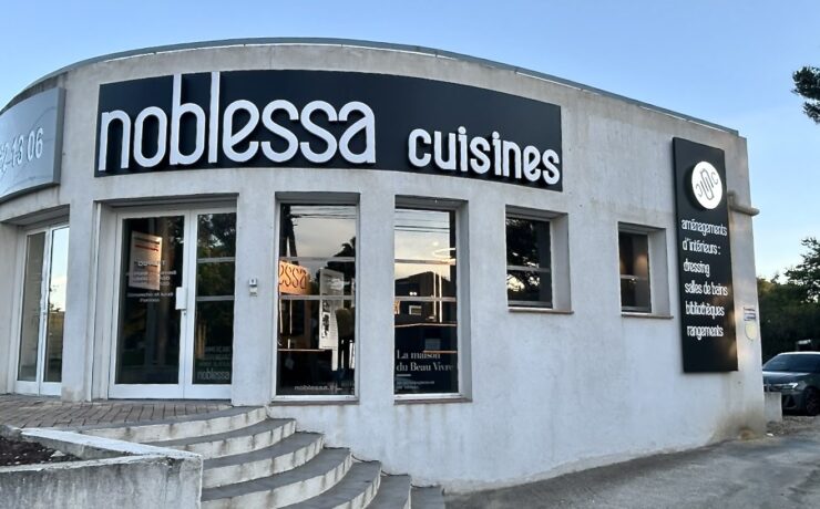 La bannière spécialiste de l’aménagement intérieur sur mesure a récemment inauguré une nouvelle unité à La Ciotat (13). D’une surface de 108 m2, ce point de vente flambant neuf met en avant des solutions personnalisées, conçues pour répondre aux besoins des clients en matière de design et d’innovation. À sa tête : Caroline Rigault, professionnelle de la cuisine depuis plus de dix ans.