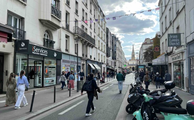 Pour les enseignes du commerce spécialisé, l’activité du mois de décembre dernier, en magasins, a connu une petite baisse par rapport à décembre 2023 (-0,7 %), avec toutefois des situations contrastées selon les secteurs. En cumul sur l’année 2024, la fédération Procos fait état d’une très légère hausse de l’activité de ces mêmes magasins, à surface égale : +1,1 % (évolution comparable à celle de l’inflation sur un an).