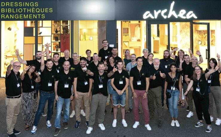 Forte d’un exercice 2024 positif, notamment grâce à un maillage territorial raisonné et des investissements dans l’innovation, la franchise Archea, spécialiste des aménagements intérieurs sur mesure, aborde cette année 2025 avec l’ambition déclarée de renforcer son positionnement de “partenaire privilégié des projets globaux de rénovation”. L’enseigne projette en outre d’ouvrir trois nouveaux showrooms et de poursuivre le “remodeling” des points de vente existants.