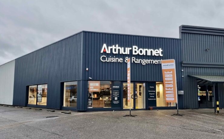 Le fabricant-distributeur (groupe CDI) a annoncé l'ouverture du tout premier magasin Arthur Bonnet de cette nouvelle année 2025. Situé à Essey-lès-Nancy, en Meurthe-et-Moselle, ce showroom de 230 m2 est le fruit d'une étroite collaboration entre deux entrepreneurs et amis de longue date : Florian Taillard et Jean-Marie Pupil.
