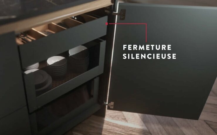 Depuis le 10 février dernier, la marque-enseigne du groupe FBD fait évoluer sa plate-forme de communication, en adoptant une vision tournée vers l’intelligence produit au service du quotidien. Ce positionnement “product centric” assumé est fondé sur trois piliers essentiels : qualité, innovation et conception sur mesure ; le tout dans un cadre budgétaire maîtrisé ; pour des cuisines “qui pensent à tout”, affirme le slogan du spot TV.