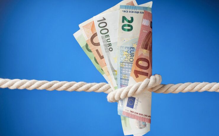 L’inflation a été très élevée en 2022 et 2023 (plus de 6 % d’après l’INSEE), puis a beaucoup diminué, pour atteindre 1,3 % en décembre 2024… mais 74 % des Français ne constatent pas ce ralentissement de la hausse des prix au quotidien. Dans ce contexte, ils ont massivement changé leurs comportements lors de leurs courses alimentaires, mais 11 % d’entre eux ont tout de même l’intention d’acheter un bien immobilier dans les douze prochains mois.