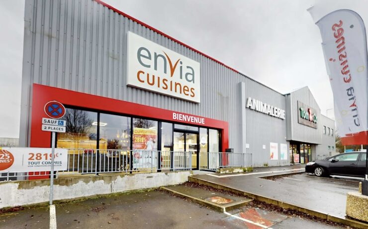 La bannière cuisiniste développée par le groupe Envia Expansion a ouvert une nouvelle unité sur la commune d’Englos, dans le département du Nord, en région Hauts-de-France. À la barre de ce point de vente flambant neuf de 300 m2 : Erwan Boyé et Mathieu Dewilde (déjà propriétaires d’un magasin Envia Cuisines à Leers), accompagnés d’une équipe de quatre concepteurs-vendeurs.