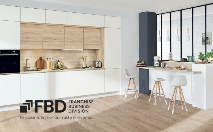 En 2024, le groupe (qui annonce avoir réalisé un chiffre d’affaires de 820 millions d’euros), a ouvert 42 magasins en France et compte désormais 552 points de vente dans 20 pays, dont 93 hors France. Pour cette année 2025, FBD International se fixe un objectif de croissance à +6,5 %, avec l’ouverture de 51 nouveaux magasins. Côté international, le groupe va poursuivre ses actions en Belgique et en Espagne. Il prévoit également de poursuivre son développement vers le Qatar, ainsi que vers l’Amérique du Sud et l’Amérique centrale.