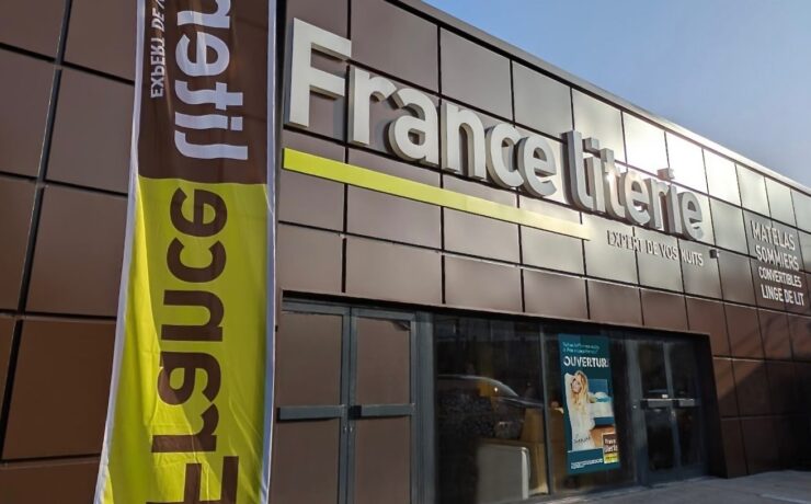 Cette nouvelle implantation est l’aboutissement de la reprise d’un magasin de literie historique d’Arras (62), fort de plus de trente années d’existence. À la tête de ce point de vente de 370 m2 : Claire Dammerey, déjà concessionnaire d’un magasin France Literie à Hazebrouck (59), qui consolide ainsi son développement dans le secteur Nord.