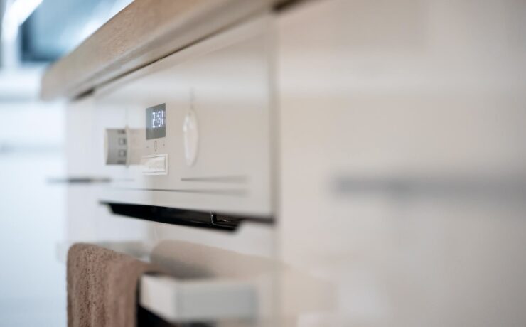 La crise immobilière continue d’impacter les achats des produits de gros électroménager et notamment des appareils de cuisine, souvent corrélés à un déménagement ou à l’acquisition d’un logement. Dans ce contexte, sans surprise, l’intégrable souffre davantage cette année (-6,4 % en valeur) que la pose libre, dont les volumes progressent (+1,7 %), mais sans générer de valeur (-2,2 %).