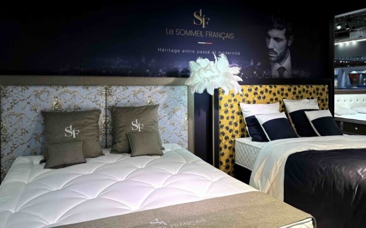 Lancée en avant-première lors de la 12e édition du salon EspritMeuble, la nouvelle collection premium “Le Sommeil Français” de Technilat, propose des produits inspirés de la culture et du patrimoine français : trois matelas, deux têtes de lit, des sommiers fixes siglés, ainsi que deux gammes de linge de lit exclusives. Objectif : incarner le “haut de gamme à la française”, tant dans l'Hexagone qu'à l'international.