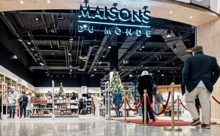 Au cours du quatrième trimestre, Maisons du Monde a achevé la rénovation de 43 magasins, dont deux avec un concept spécifique pour les centres commerciaux. À fin décembre 2024, ces réfections portent à 63 le nombre total de points de vente améliorés ou au nouveau concept. Le groupe a par ailleurs poursuivi le déploiement de sa feuille de route concernant le modèle d’affiliation, avec l’ouverture d’une deuxième unité par un affilié et le transfert de cinq magasins.