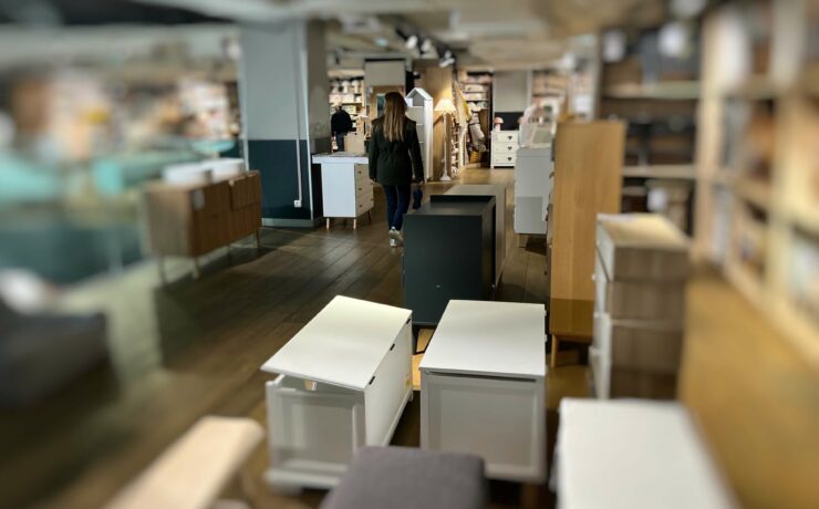 Dans un contexte on ne peut plus compliqué, notamment du fait d’un marché de l’immobilier en berne, la baisse d’activité du marché du meuble sur l’année 2024 (mesurée à -5,1 % en valeur tout de même), reste limitée. Toutes les catégories de produits ne sont cependant pas logées à la même enseigne, entre les produits de confort (literie, rembourré) et les produits de rangement (séjour, chambre, cuisine, salle de bains) ; un écart se creuse entre le marché d’équipement et celui de renouvellement ; mais les Français des zones rurales poursuivent leurs investissements dans la maison. Décryptage.