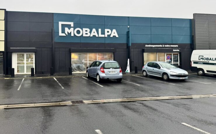 Convaincu de longue date par la qualité des produits et par les savoir-faire de la bannière haut-savoyarde, Alban Serra a ouvert son troisième magasin sous enseigne Mobalpa le 17 janvier dernier à Aubière (63). D'une surface de 270 m2, celui-ci reprend le concept de la marque dans sa version la plus récente. Outre de nombreuses expositions de cuisines, il présente ainsi un appartement de 50 m2, destiné à démontrer concrètement l'expertise de Mobalpa en termes d'aménagement de l'ensemble de l'habitat.