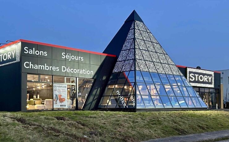 L’enseigne dirigée par Xavier Rondeau veut notamment se démarquer grâce à l’intégration d’outils numériques innovants tout au long du parcours de vente. Ainsi, dès son ouverture, ce nouveau point de vente a mis à disposition des vendeurs un outil 3D permettant aux clients de visualiser leurs futurs intérieurs. Et dans les prochains mois, un casque de réalité virtuelle viendra compléter cette expérience immersive, en offrant une projection encore plus réaliste des aménagements.